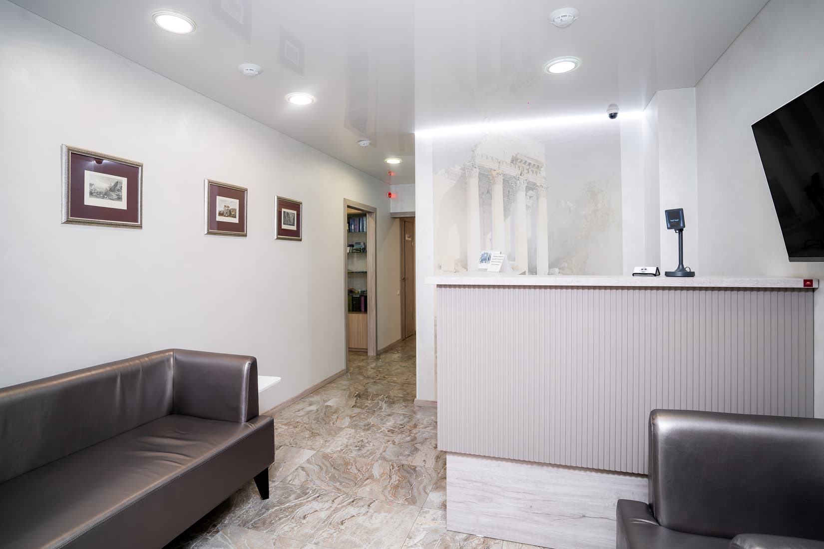 Зона ожидания клиники Альфа и Омега